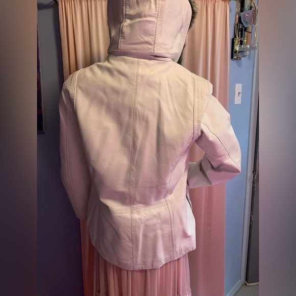 The perfect ‘winter white’ leather coat and purse ensemble ❄️ - Picture 8 of 12